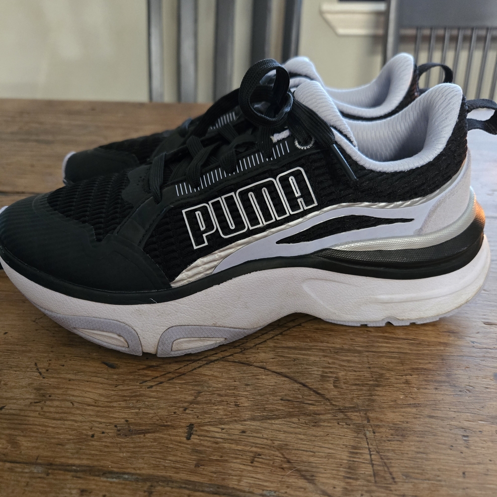 Make Me An Offer. Puma Black and White Sneakers Size 7**make me an offer**